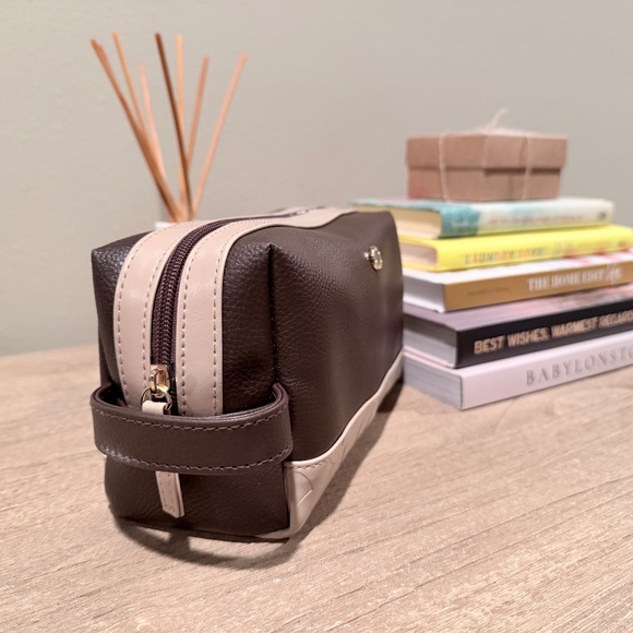 BVLGARI | Emirates First Class Toiletry Bag for Men - Picture 3 of 8